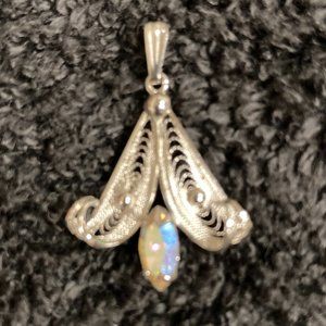 Frilly Silver Mounting